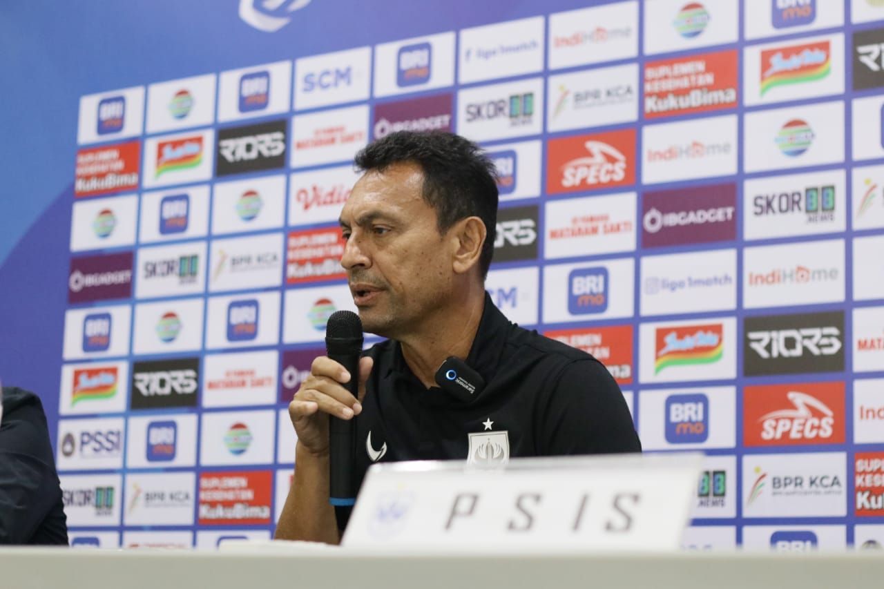 Pelatih PSIS Semarang, Sergio Alexandre menjawab pertanyaan media dalam sesi konfrensi pers menjelang pertandingan melawan Barito Putera pada laga pekan ketiga Liga 1 2022-2023.