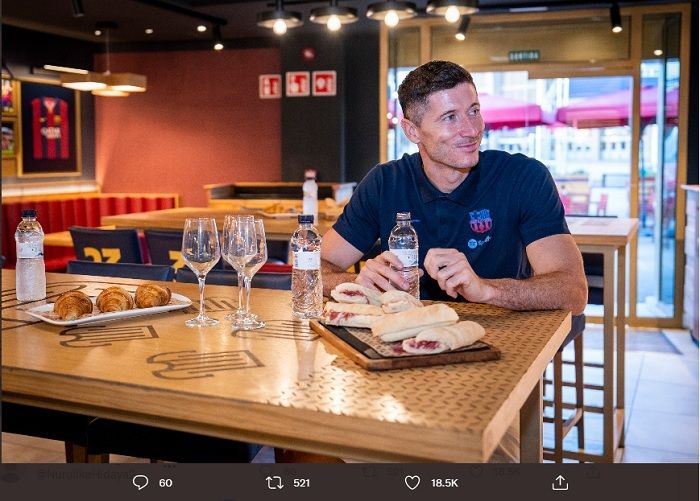 Striker baru Barcelona, Robert Lewandowski menikmati snack dan minuman segar di Barca Cafe setelah pesta penyambutannya di Spotify Camp Nou Stadium pada hari Jumat.