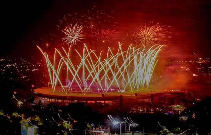 Pesta kembang api saat upacara pembukaan ASEAN Paragames Solo 2022 di Stadion Manahan, Sabtu (30/7/2022)