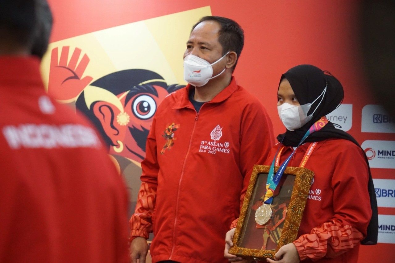Atlet para catur Indonesia, Aisah Wijayanti Putri Brahmana, meraih empat medali di ASEAN Para Games 2022.