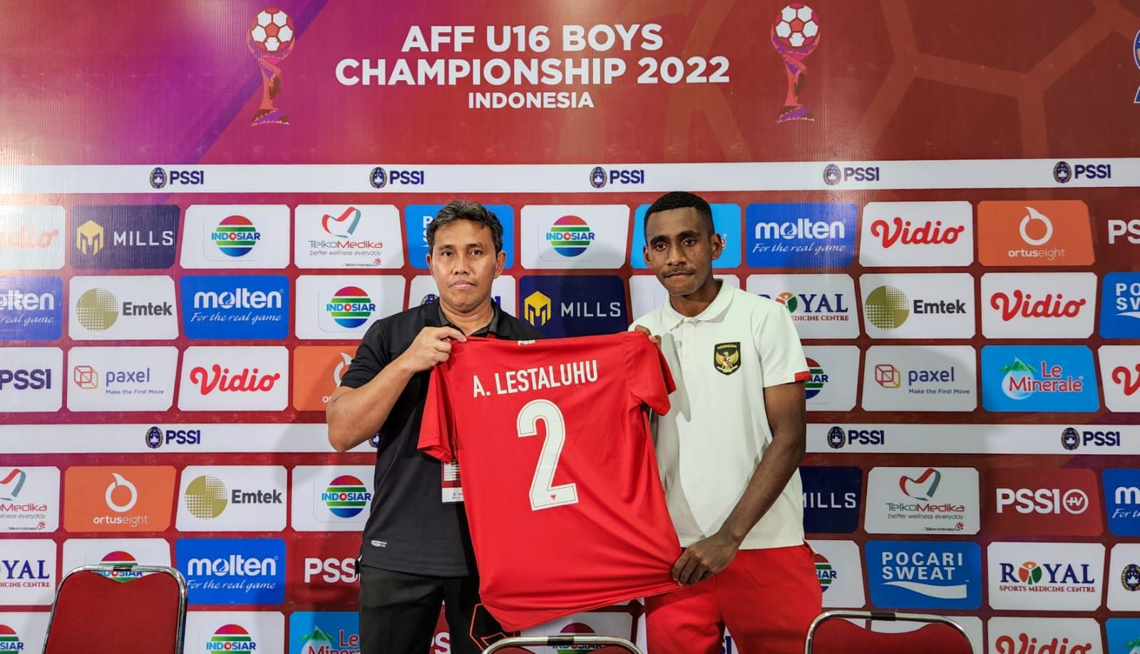 Pelatih timnas U-16 Indonesia, Bima Sakti (kiri), bersama Muhammad Iqbal Gwijangge, saat memamerkan jersey milik Alfin Lestaluhu seusai pertandingan kontra Vietnam di Stadion Maguwoharjo, Sleman, Sabtu (6/8/2022).