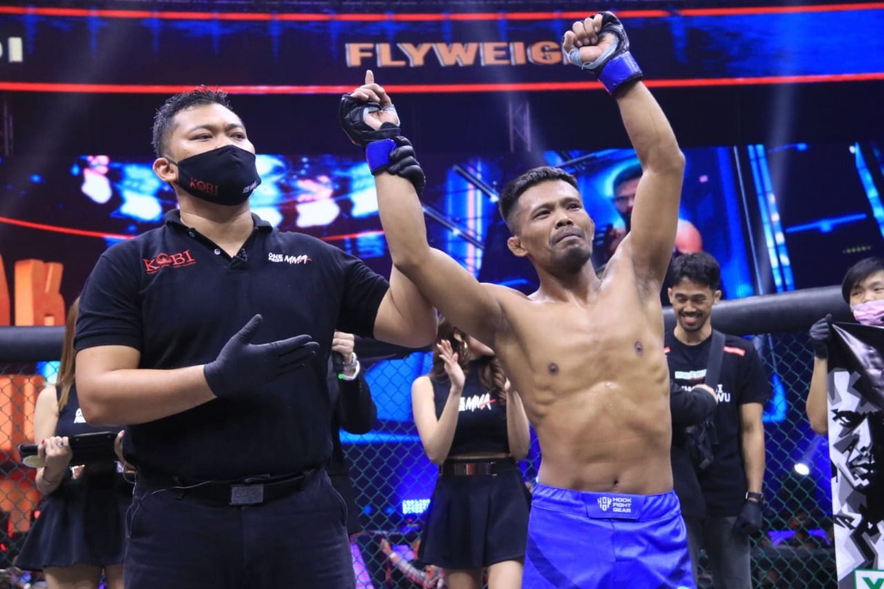 Suwardi berhasil merebut sabuk flyweight pada pertarungan One Pride MMA Fight Night 62.