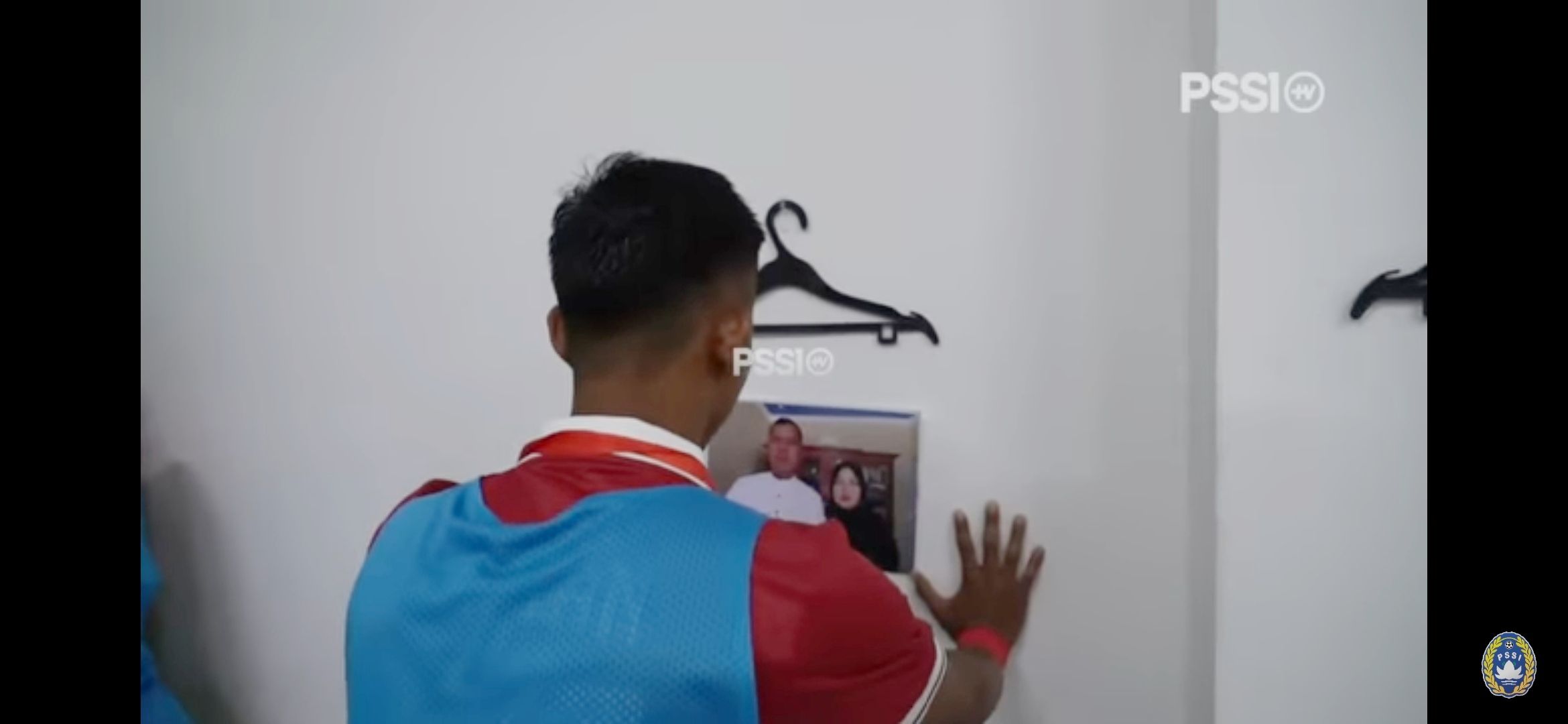 Pemain timnas U-16 Indonesia tengah merenung sembari melihat foto orang tua sebelum bertanding melawan Vietnam pada laga terakhir fase penyisihan Grup A Piala AFF U-16 2022.