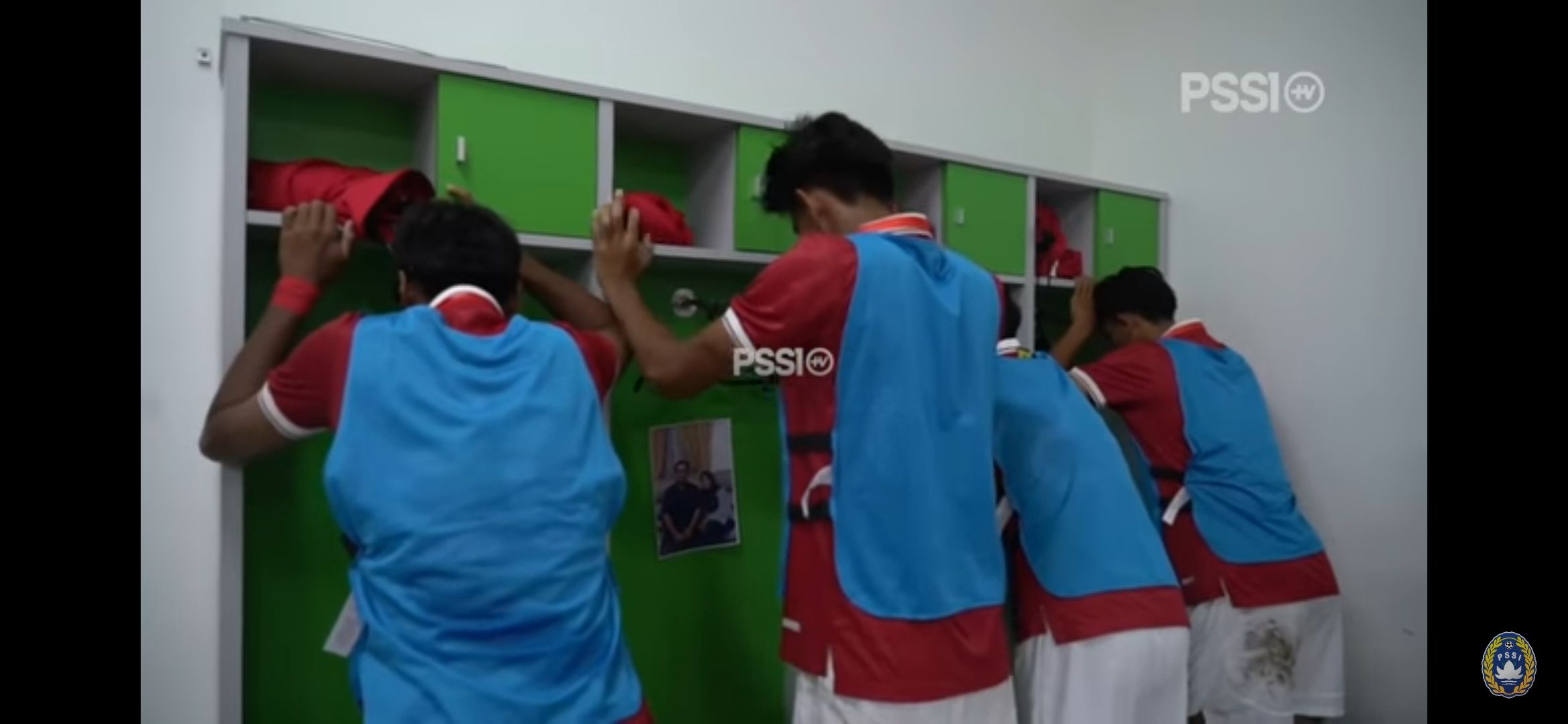 Para pemain timnas U-16 Indonesia tengah merenung sembari memandangi foto orang tua di ruang ganti  menjelang menghadapi Vietnam pada Piala AFF U-16 2022.