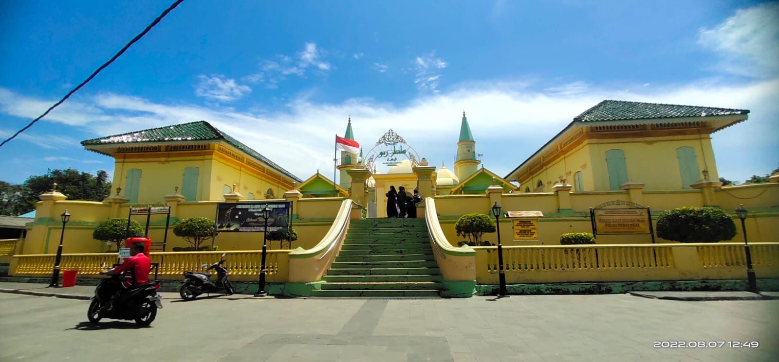 Potret Masjid Raya Sultan Riau atau sering disebut Masjid Putih Telur yang berada di Pulau Penyengat, Tanjung Pinang.