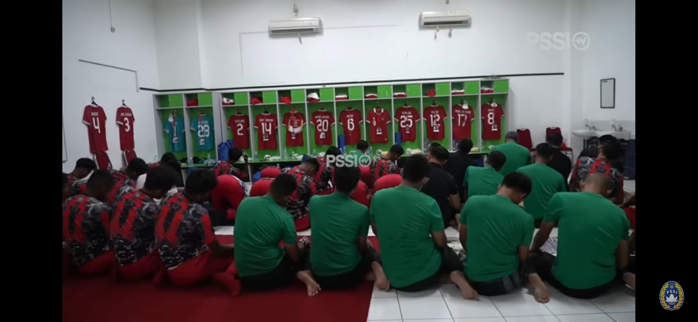 Para pemain, staff pelatih, hingga kitman timnas U-16 Indonesia melakukan salat berjamaah  menjelang bertanding menghadapi Vietnam pada fase penyisihan Grup A Piala AFF U-16 2022.
