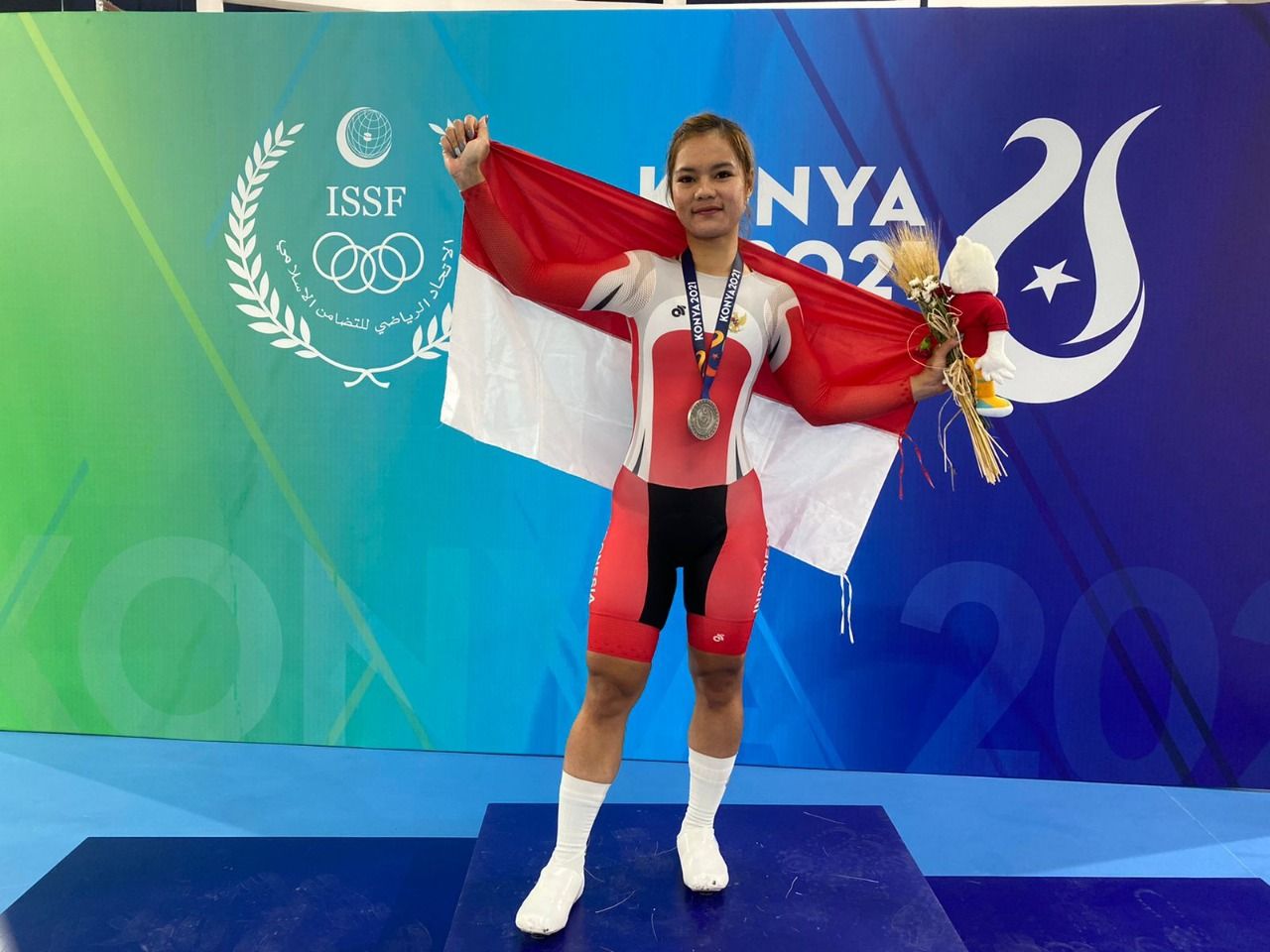 Ayustina Priatna memamerkan medali perak yang didapatkannya di nomor omnium elite putri ISG 2021 Konya.