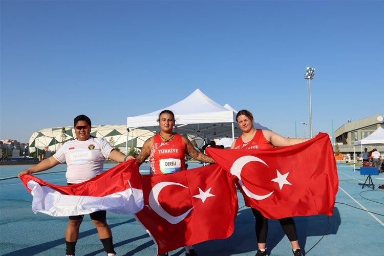 Eki Febri Ekawati (kiri) memastikan medali perunggu di nomor tolak peluru bagi Indonesia di ISG 2021 Konya.