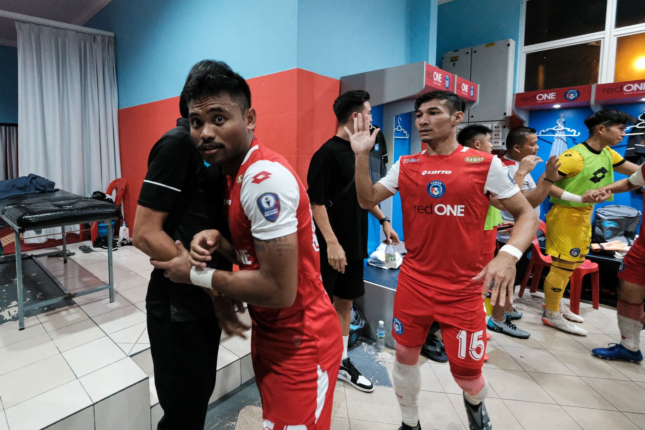 Saddil Ramdani (dua dari kiri) bersama para pemain dan ofisial Sabah FC merayakan kemenanagn atas Sarawak United dalam lanjutan Liga Super Malaysia 2022 di ruang ganti Stadion Likas, Kota Kinabalu, 9 Agustus 2022.