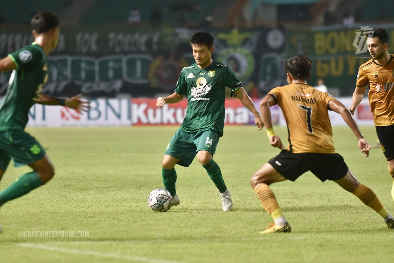 Penyerang Persebaya, Sho Yamamoto (tengah) saat akan dihadang bek Bhayangkara FC, Abdulrahman dalam laga pekan ketiga Liga 1 2022-2023.