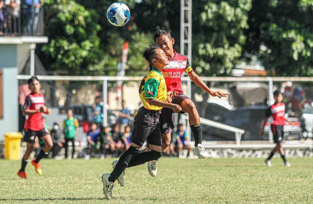 Duel antara pemain Liga TopSkor Surakarta U-13 musim ini pada laga pekan pertama.