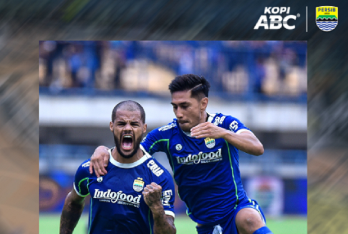 Striker David Da Silva (kiri) merayakan golnya untuk Persib bersama Daisuke Sato saat laga kontra PSIS Semarang dalam pekan keempat Liga 1 2022-2023, 13 Agustus 2022.