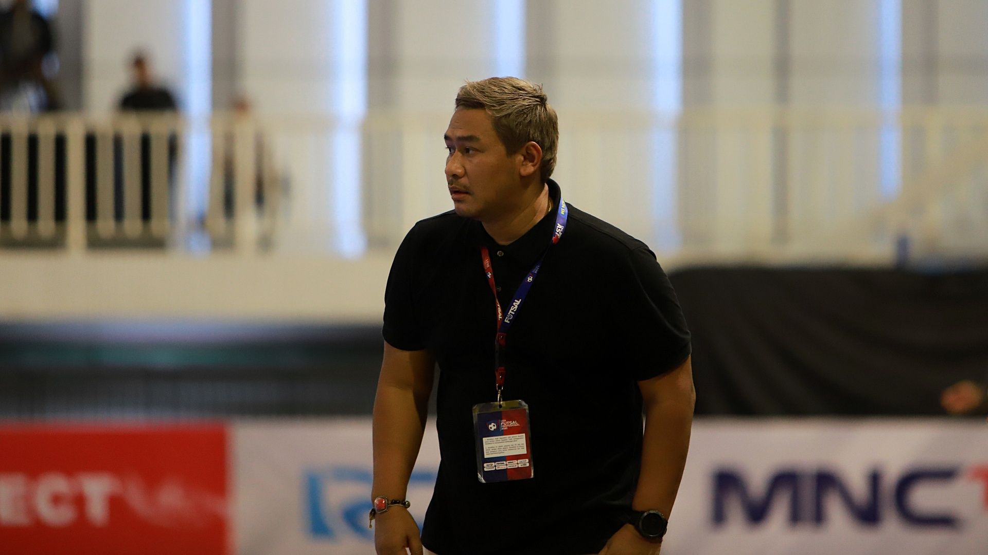 Rakhpol Sainetngam saat mendampingi Black Steel Manokwari menghadapi Vamos FC Mataram pada hari pertama pekan ke-19 Pro Futsal League 2021 di GOR UNJ, Jakarta, 13 Agustus 2022.