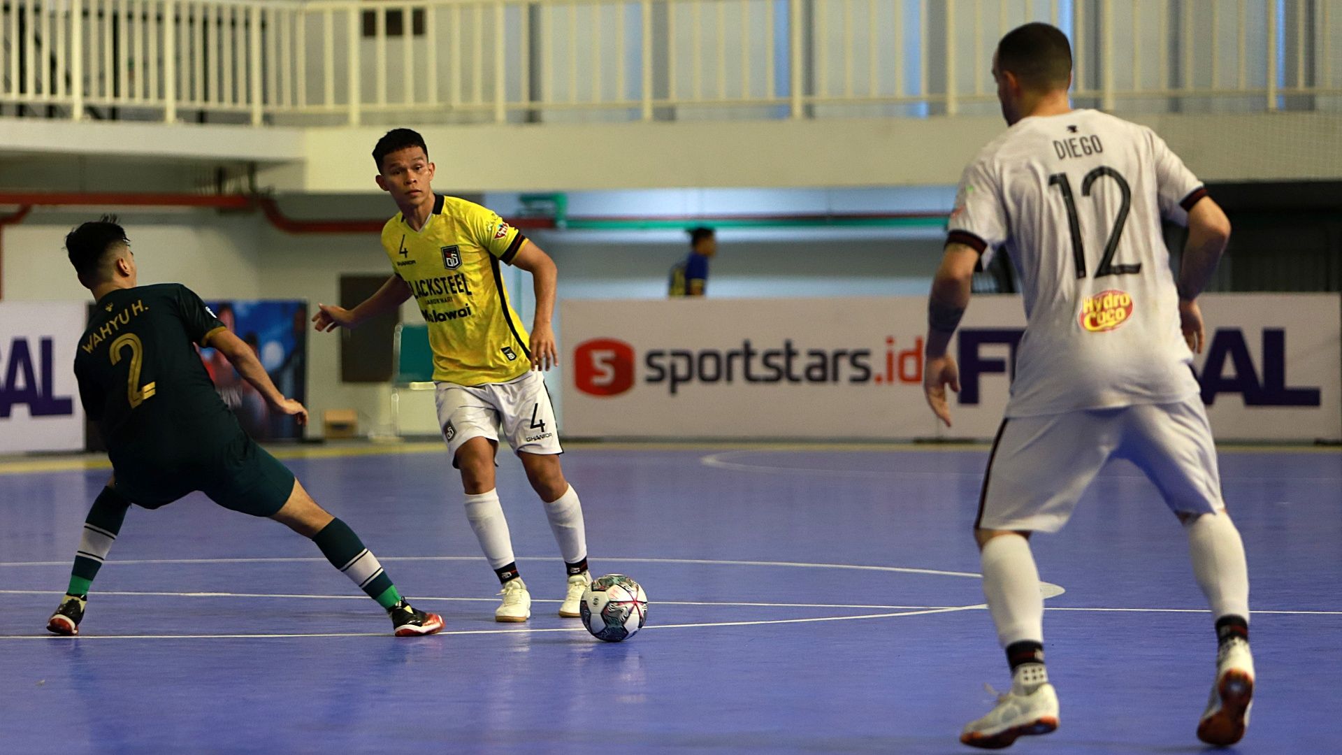 Ardiansyah Nur (baju kuning) memainkan peran kiper terbang pada skema power play yang dimainkan Black Steel Manokwari saat melawa Vamos FC Mataram pada hari pertama pekan ke-19 Pro Futsal League 2021 di GOR UNJ, Jakarta, 13 Agustus 2022.