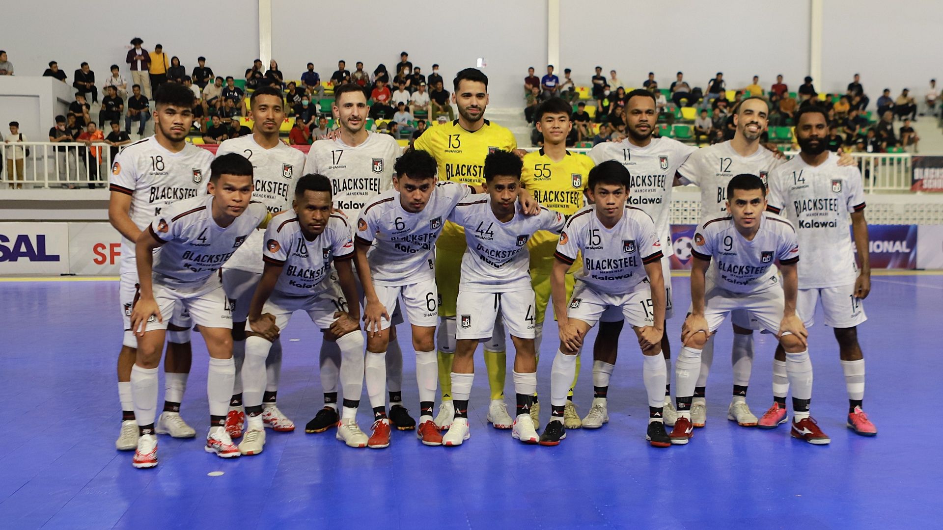Tim Black Steel Manokwari pada hari pertama pekan ke-19 Pro Futsal League 2021 di GOR UNJ, Jakarta, 13 Agustus 2022.