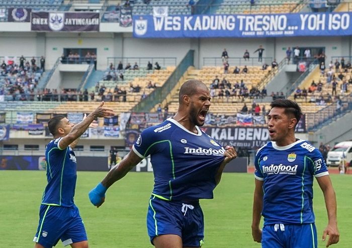 David Da Silva (tengah) bersama Daisuke Sato (kanan) serta di belakangnya ada Ciro Alves saat merayakan kemenangan Persib atas PSIS Semarang dalam laga pekan keempat Liga 1 2022-2023, 13 Agustus 2022.                       