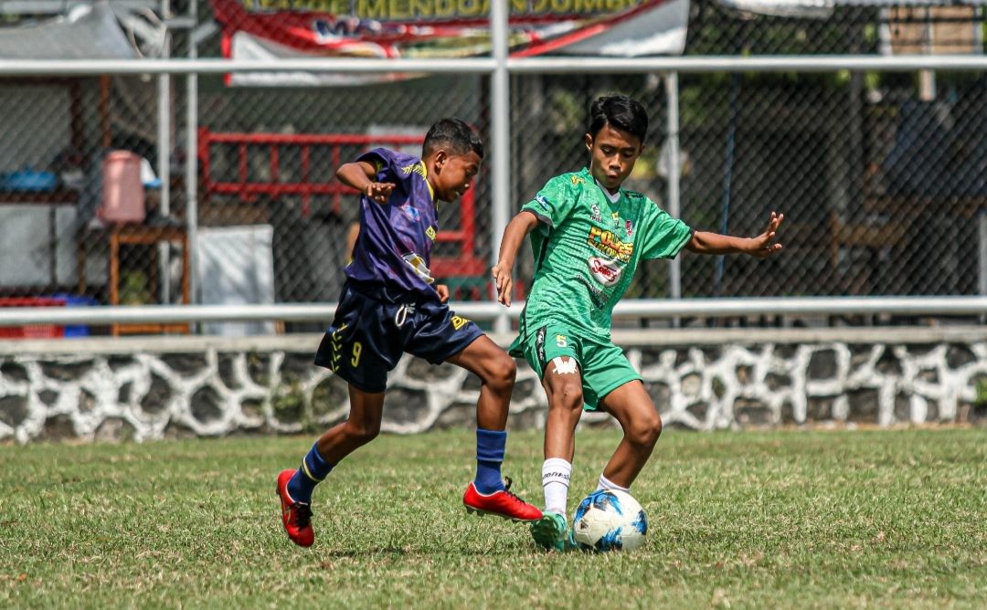 Duel pemain Sena FC dan PFA pada Liga TopSkor Surakarta U-13 musim ini.
