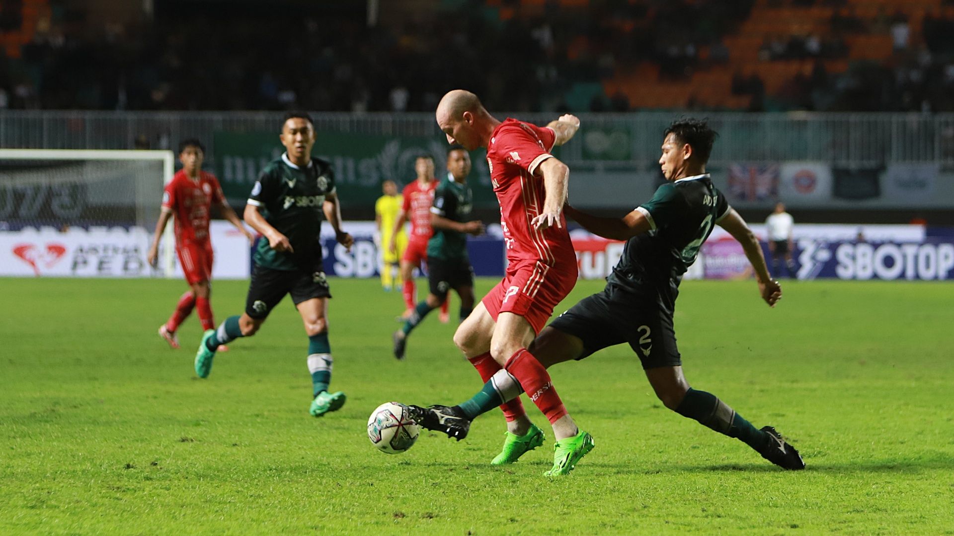 Duel pemain asing Persija, Michael Krmencik (merah), dengan bek Persikabo 1973, Andy Setyo, pada laga pekan keempat Liga 1 2022-2023 di Stadion Pakansari, Bogor, 14 Agustus 2022.