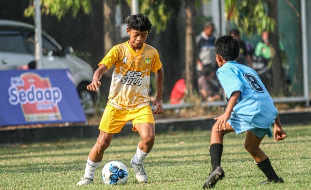 Aksi pemain R2 Solo saat menghadapi Arseta di Liga TopSkor Surakarta U-13 musim ini.