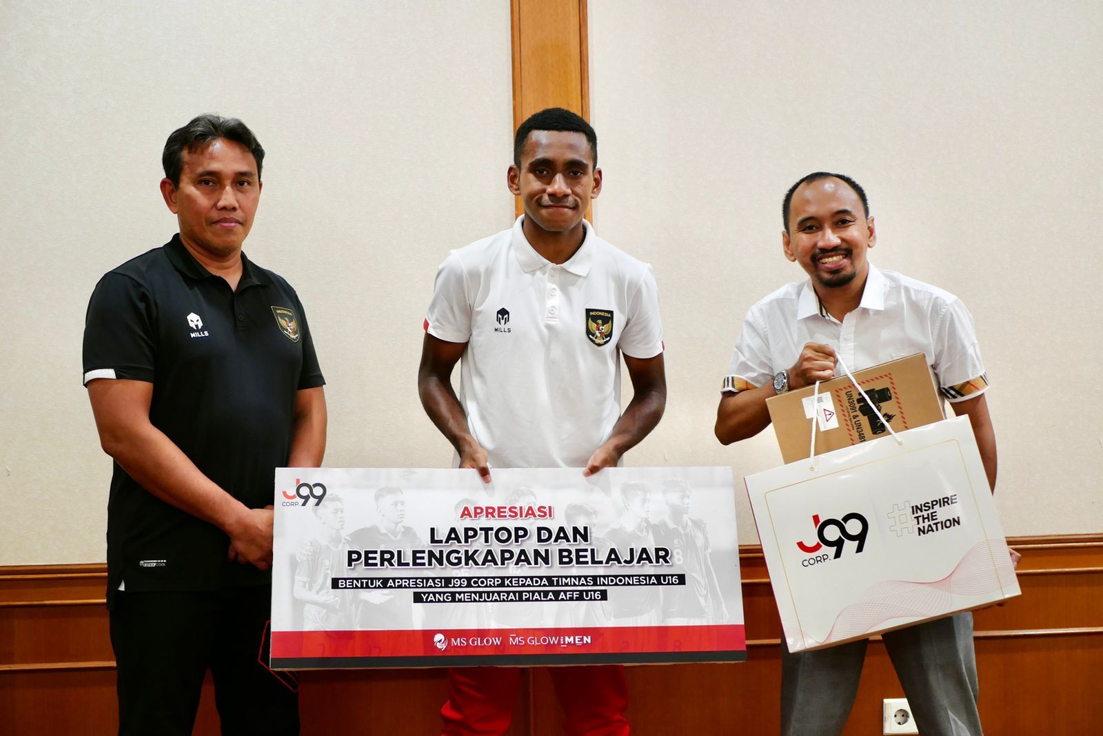 Pelatih Bima Sakti (pojok kiri) dan kapten timnas U-16 Indonesia,  Iqbal Gwijangge secara simbolis menerima bonus dari Juragan 99.