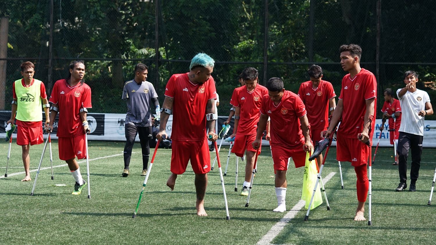 Para pemain timnas sepak bola amputasi Indonesia saat menjalani pemusatan latihan tim di Jakarta, Agustus 2022.