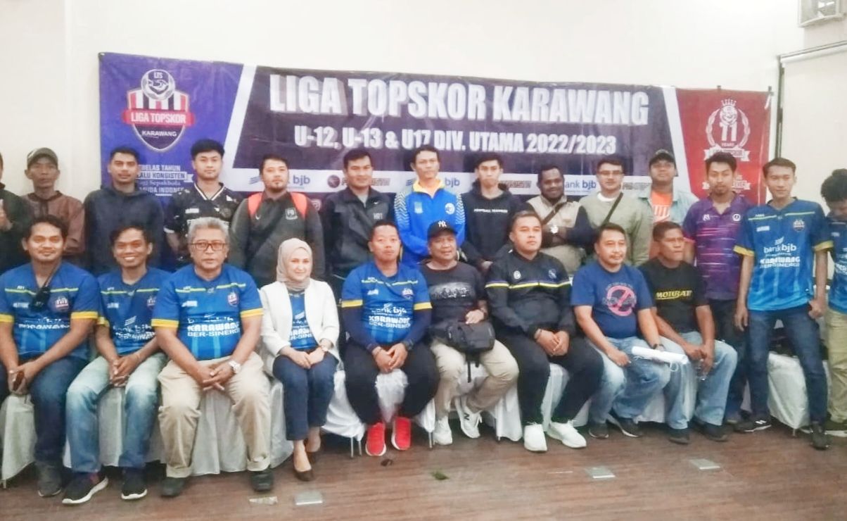 Panitia, peserta, dan sponsor Liga TopSkor Karawang berpose bersama usai diselenggarakannya pertemuan teknik serta sosialisasi registrasi online.