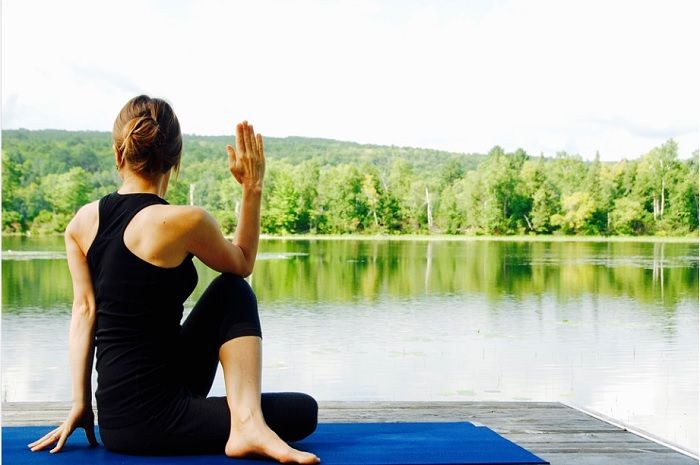 Yoga memiliki banyak manfaat yang masih jarang diketahui umum, seperti menyembangkan jiwa raga, mengurangi risiko kardiovaskular, mengurangi sakit punggung, juga persiapan menjelang menopause. 