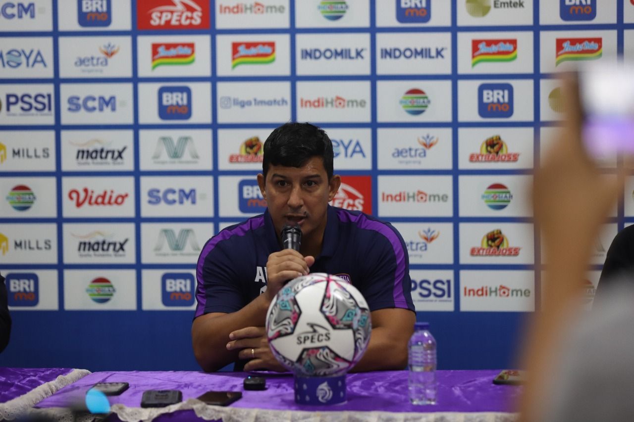 Pelatih Persita Tangerang, Angel Alfredo Vera dalam sesi konfrensi pers menjelang pertandingan di Liga 1 2022-2023.