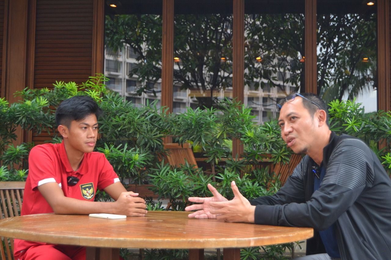 Muhammad Kafiatur Rizky tengah berbincang dengan Direktur Liga TopSkor, M Yusuf Kurniawan.