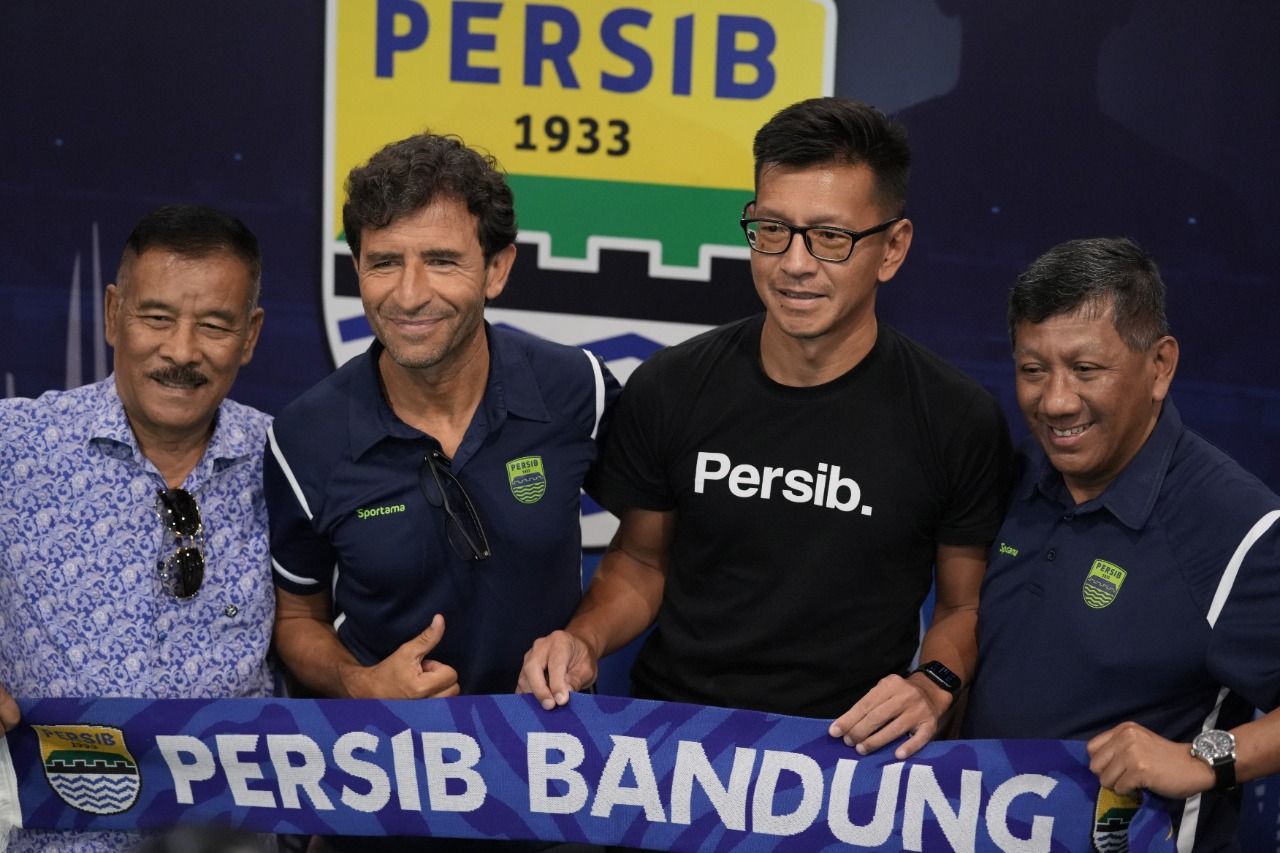 Luis Milla (kedua dari kiri) bersama sejumlah petinggi Persib Bandung ketika mengikuti sesi konferensi pers dalam agenda perkenalan secara resmi sebagai pelatih baru di Graha Persib, Bandung, Senin (22/8/2022).