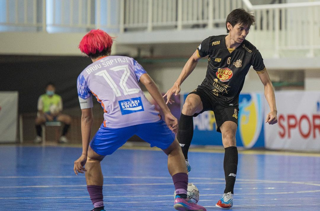 Sunny Rizky (baju hitam) saat mencoba melepaskan diri dari penjagaan Bambang Bayu Saptaji saat Bintang Timur Surabaya melawan Halus FC Jakarta pada Pro Futsal League 2021 di GOR UNJ, Jakarta, Januari 2022.