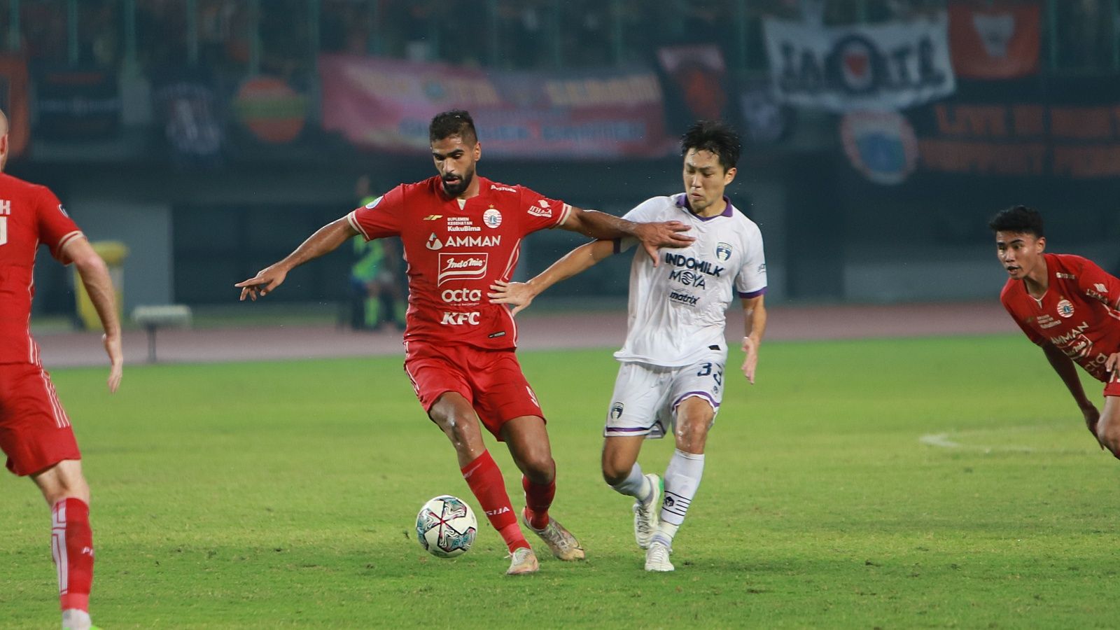 Abdulla Yusuf Helal (baju merah) berduel dengan Bae Sin-young saat Persija vs Persita pada pekan keenam Liga 1 2022-2023 di Stadion Patriot Candrabagha, Bekasi, 24 Agustus 2022.