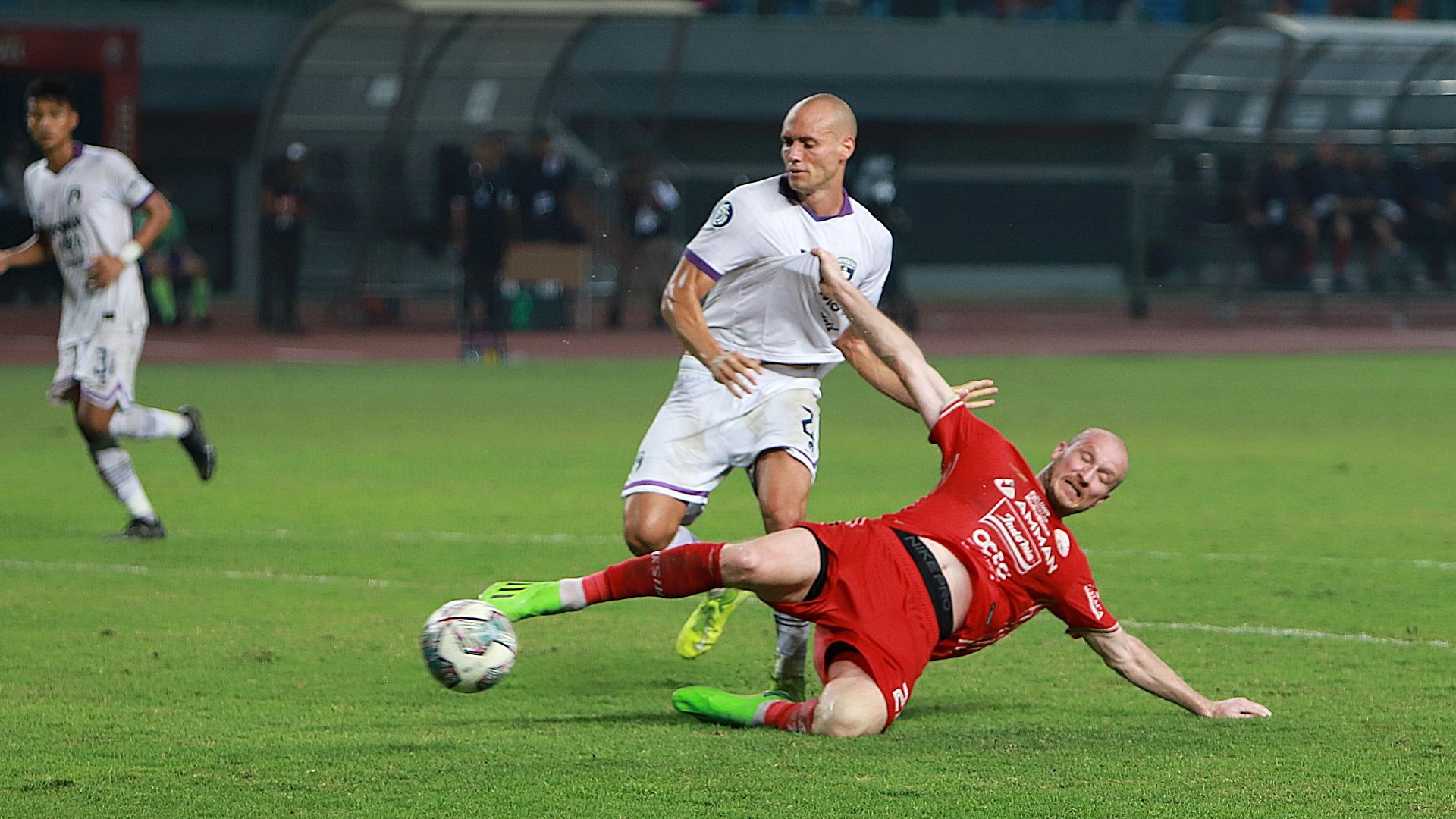Michael Krmencik (baju merah) berebut bola dengan Agustin Cattaneo saat Persija vs Persita pada pekan keenam Liga 1 2022-2023 di Stadion Patriot Candrabagha, Bekasi, 24 Agustus 2022.