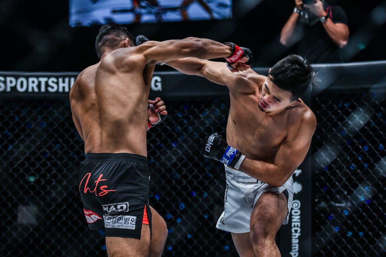 Christian Lee (kanan) melancarkan pukulan pada lawannya, Ok Rae Yoon, pada ajang ONE 160.
