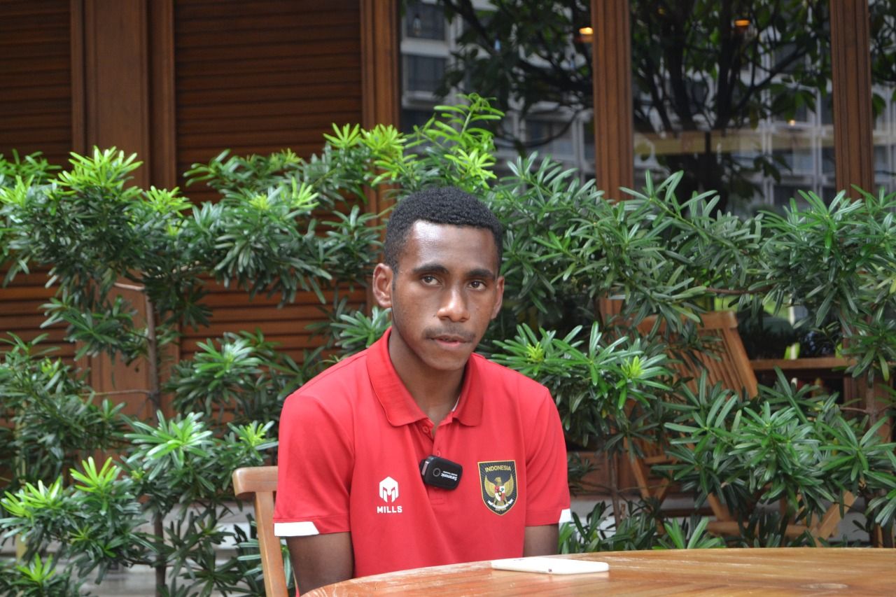 Bek sekaligus kapten timnas U-16 Indonesia Iqbal Gwijangge saat melakukan wawancara dengan Liga TopSkor.