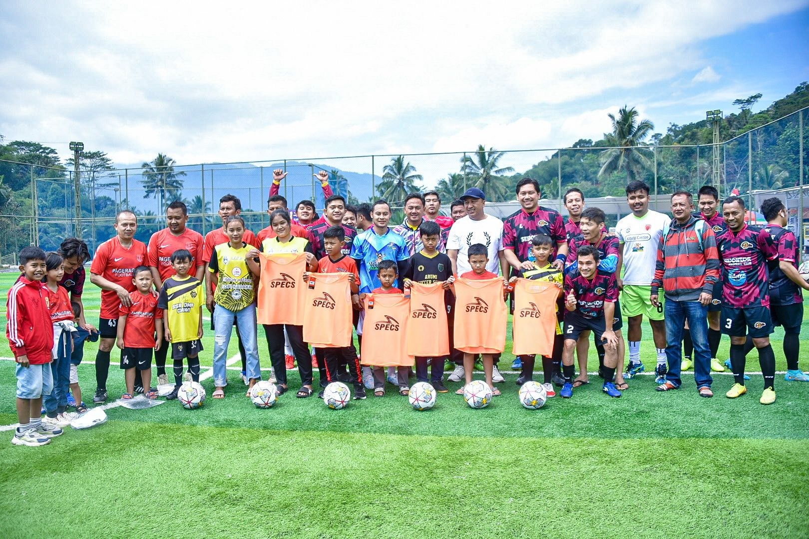 SJFC bersama Persib Legend memberikan bola dan rompi kepada beberapa SSB di Tasikmalaya.