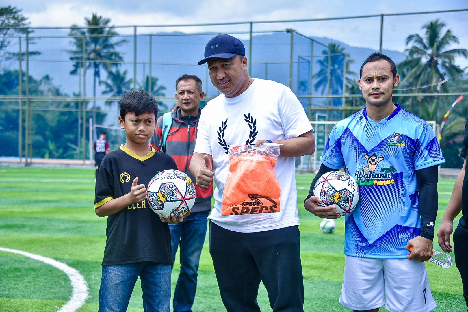 Owner Wahana Alam Parung, Aji Hidayat dan pemain Persib Legend, Atep Rizal dalam kegiatan sosial untuk SSB di Tasikmalaya.