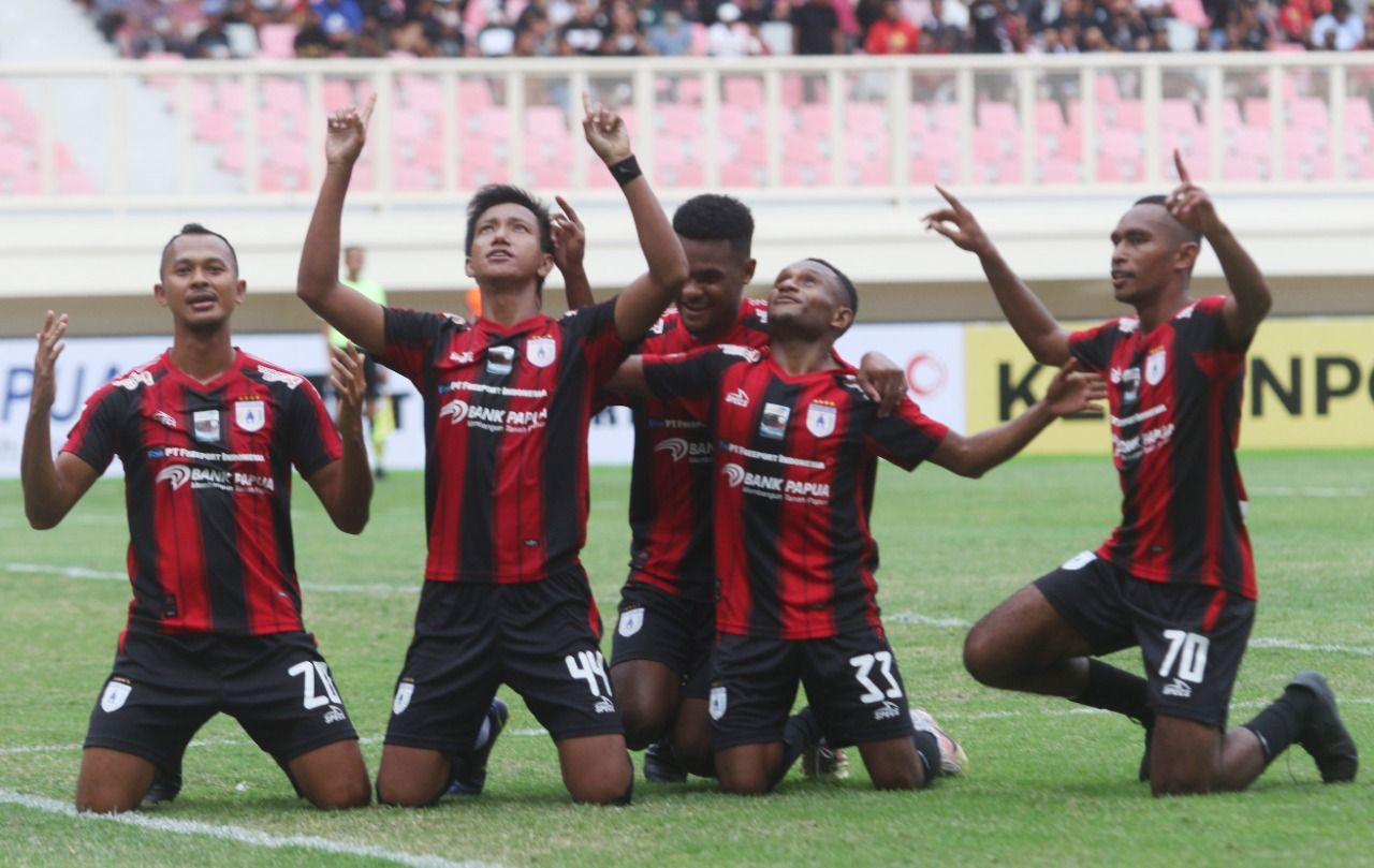 Selebrasi para pemain Persipura Jayapura saat menghadapi Kalteng Putra di laga perdana Liga 2 2022-2023. 