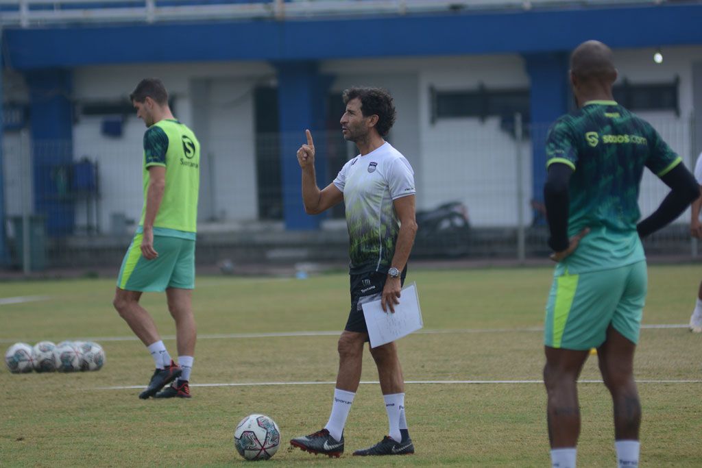 Setelah sempat tertunda, Luis Milla akhirnya memimpin sesi latihan pertamanya sebagai pelatih kepala Persib Badung pada Kamis (1/9/2022).