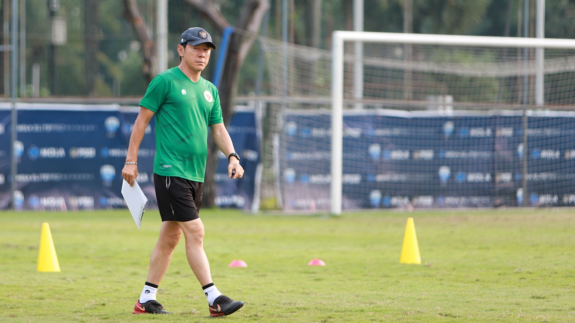 Shin Tae-yong saat memimpin latihan timnas U-20 Indonesia di Jakarta pada 30 Agustus 2022.