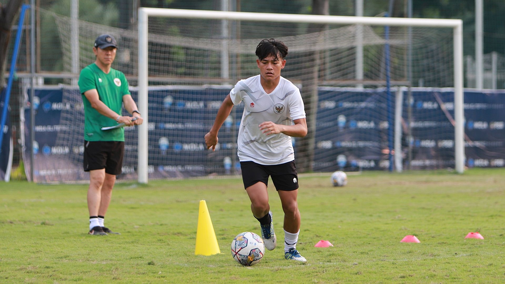 Aksi gelandang Zanadin Fariz dalam latihan Indonesia U-19 dan diawasi pelatih Shin Tae-yong pada 30 Agustus 2022.