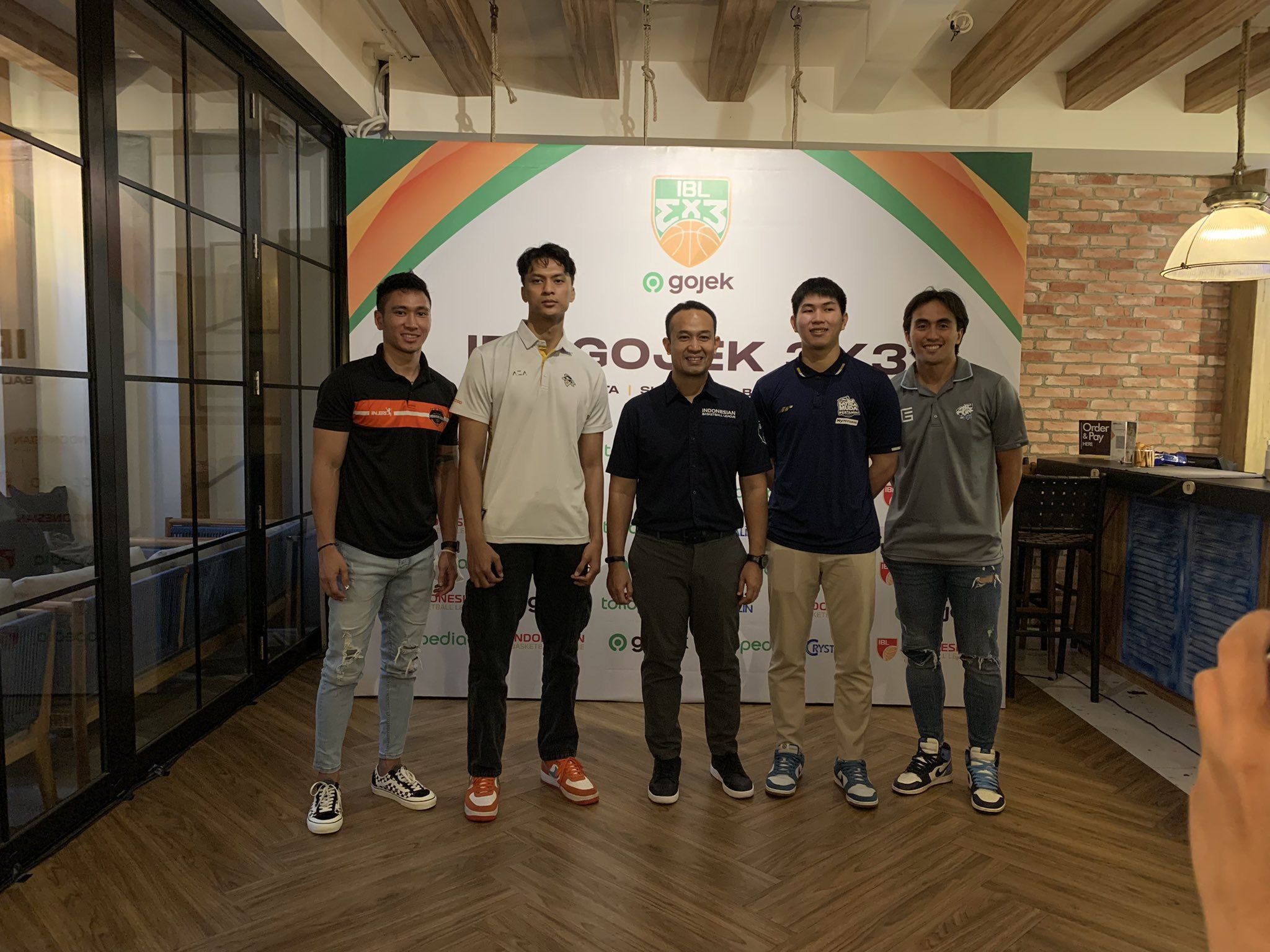 (Kiri ke kanan) Andre Rorimpandey, Gabriel Batistuta, Junas Miradiarsyah, Antoni Erga, dan Cassiopeia Manuputty dalam konpres IBL Gojek 3x3 di Milou Farm House, Jakarta pada Jumat (2/9/2022).
