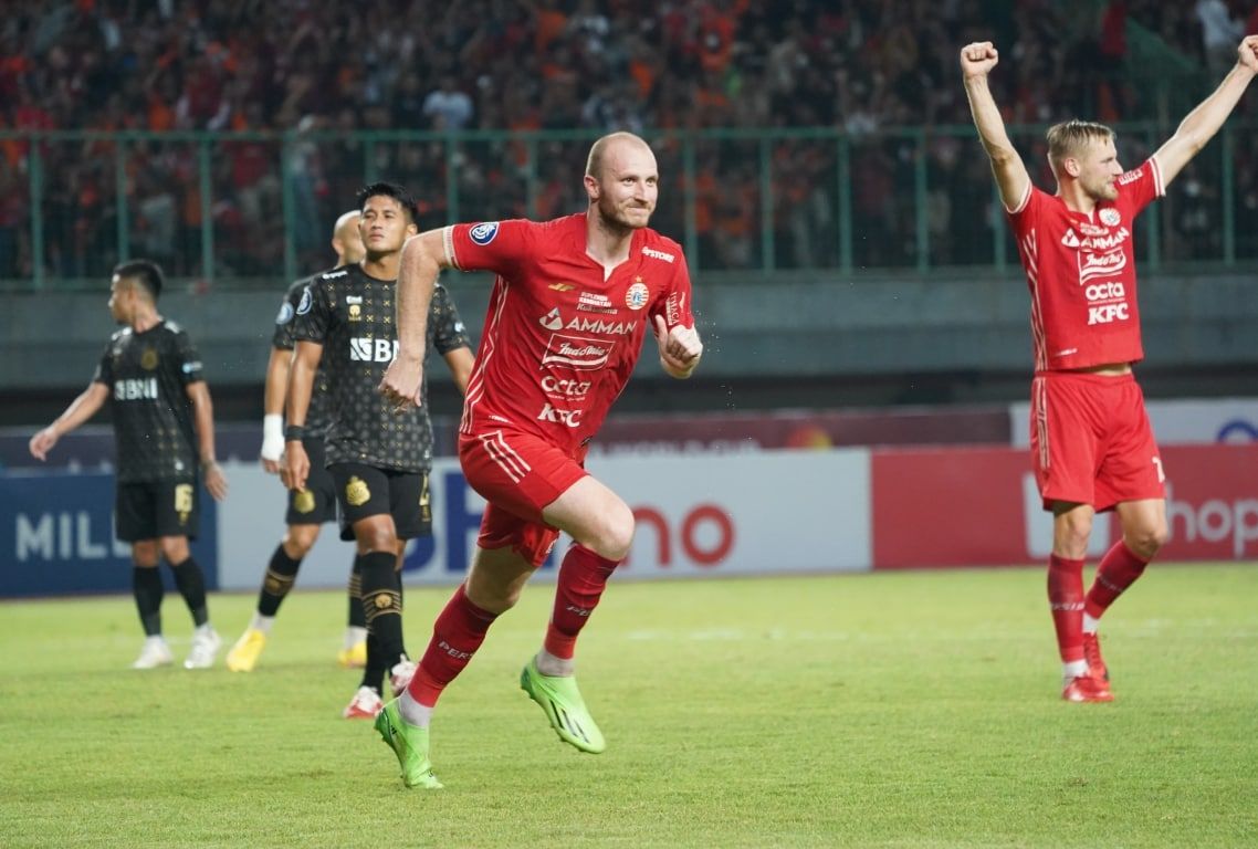 Penyerang asing Persija Jakarta, Michael Krmencik (tengah) saat tampil melawan Bhayangkara FC di pekan kedelapan Liga 1 2022-2023.