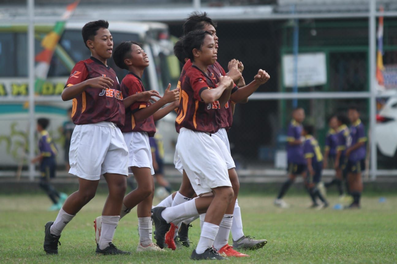Selebrasi pemain KKO Wonogiri usai mencetak gol di Liga TopSkor Surakarta U-13. 