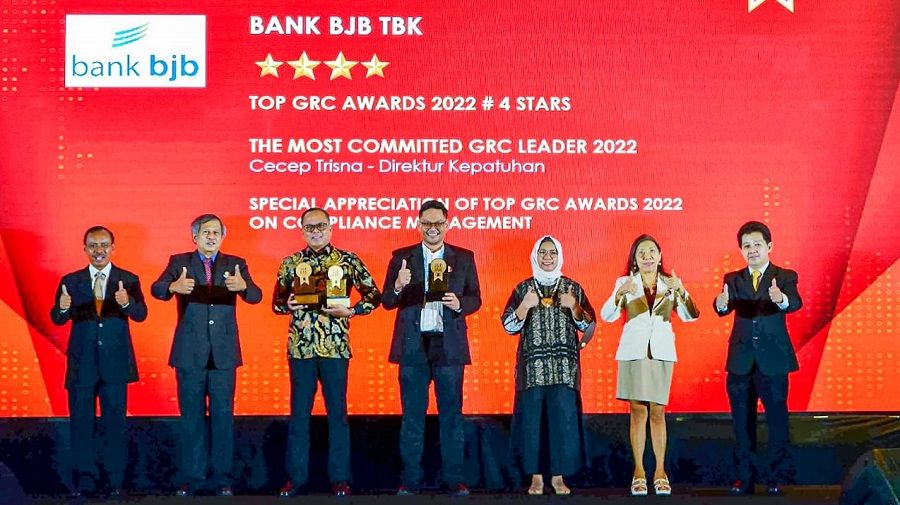 Bank bjb menerima GRC Award 2022, Selasa 6 September 2022. Tampak Direktur Kepatuhan bank bjb Cecep Trisna (ketiga dari kiri) saat menerima The Most Committed GRC Leader 2022.