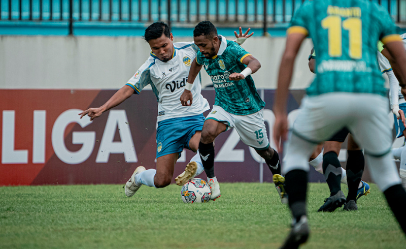 Kapten PSIM Yogyakarta, Aditya Putra Dewa (kiri) berebut bola dengan pemain Nusantara United FC, Ari Maring dalam laga pekan kedua Liga 2 2022-2023, 5 September 2022.