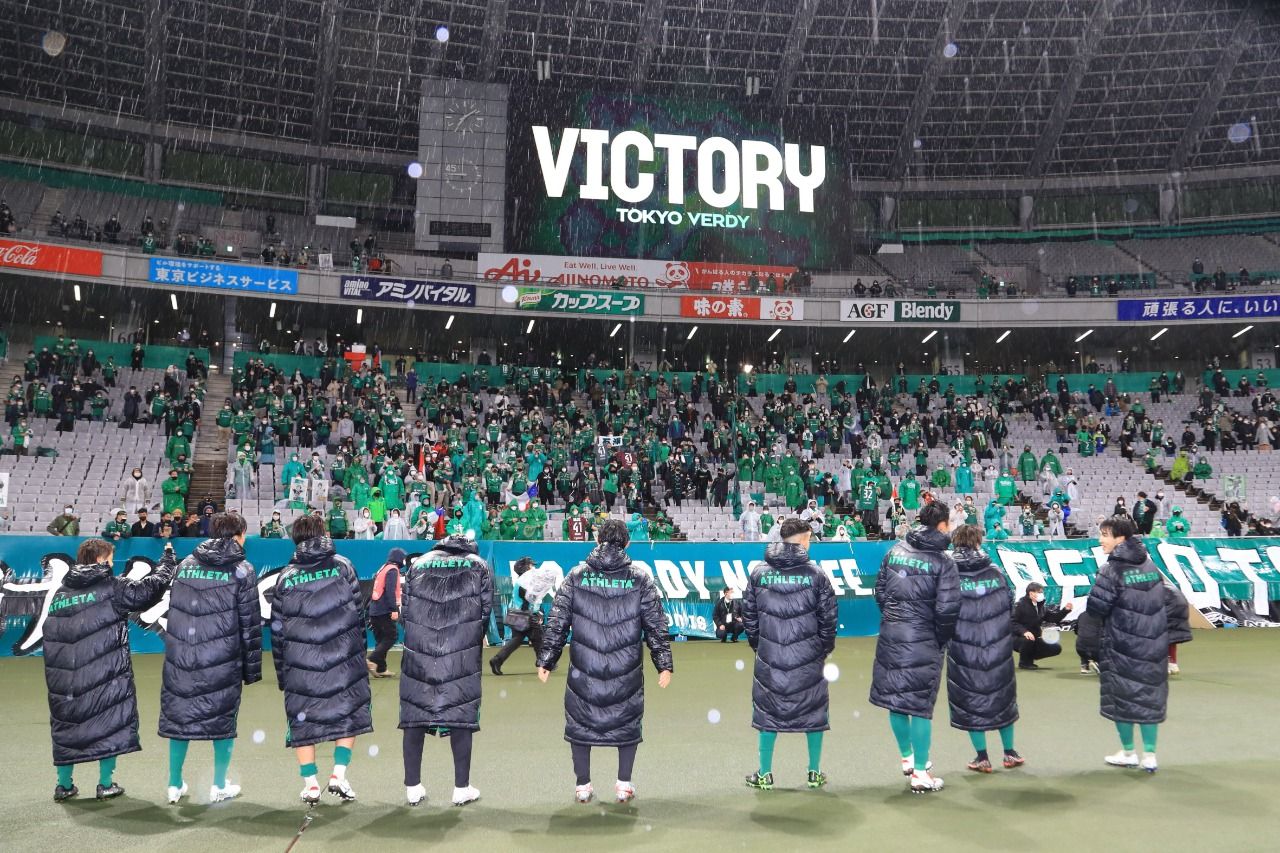 Pemain Tokyo Verdy menyapa para penggemar di Stadion Ajinomoto usai pertandingan.