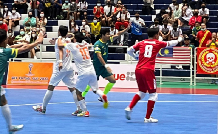 Kiper Selangor MAC, Muhammad Syawal (8) mengamankan bola dari sepakan pemain Hongyan Thakam dalam semifinal Piala AFF Futsal Antarklub 2022, 8 September 2022.