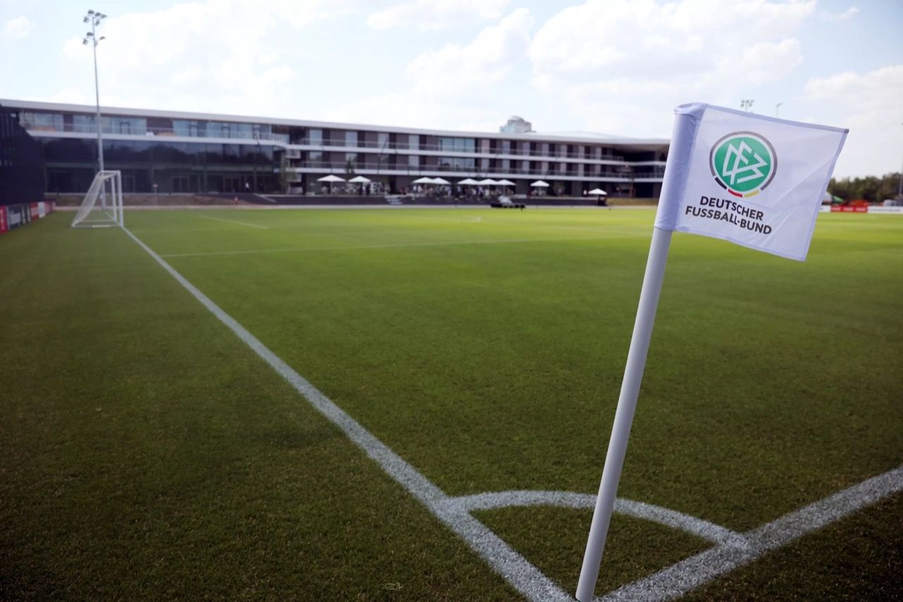 Lapangan sepak bola yang dibangun di Kampus DBF, Jerman.