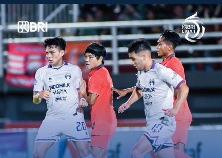Duo pilar Persita, Wildan Ramdhani dan Ezequiel Vidal (kaus putih) dikawal gelandang Borneo FC, Kei Hirose dan Hendro Siswanto (kanan) dalam laga pekan kesembilan Liga 1 2022-2023, 9 September 2022.